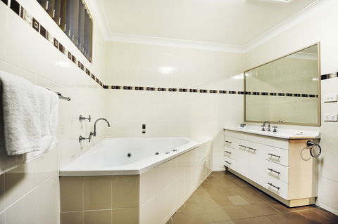 Absolute Beachfront Smugglers On The Beach - Accommodation Mooloolaba 4