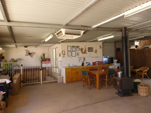 Underground Bed And Breakfast - Accommodation Mooloolaba 3