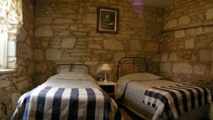 Colonial Cottages Of Ross - Historic Hudson Cottage - Accommodation Mooloolaba 3
