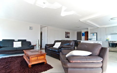 SURFERS CHALET HOLIDAY APARTMENTS - Accommodation Mooloolaba 2