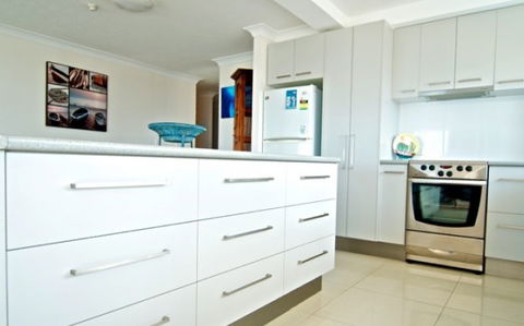 SURFERS CHALET HOLIDAY APARTMENTS - Accommodation Mooloolaba 3