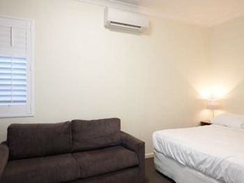Naughtons Parkville Hotel - Accommodation Mooloolaba 1