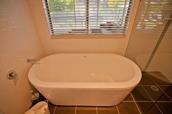 Moonee Beach Executive Retreat - Accommodation Mooloolaba 3