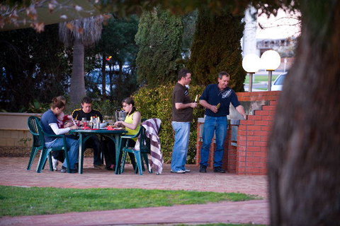 Loxton Hotel - Accommodation Mooloolaba 2