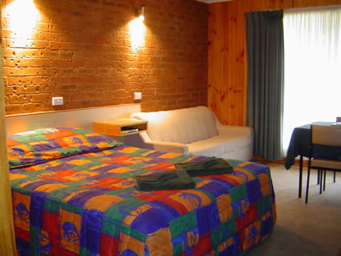 Country Roads Motor Inn - Narrandera - Accommodation Mooloolaba 2