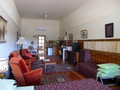 Carmines Antiques And Accommodation - Accommodation Mooloolaba 1