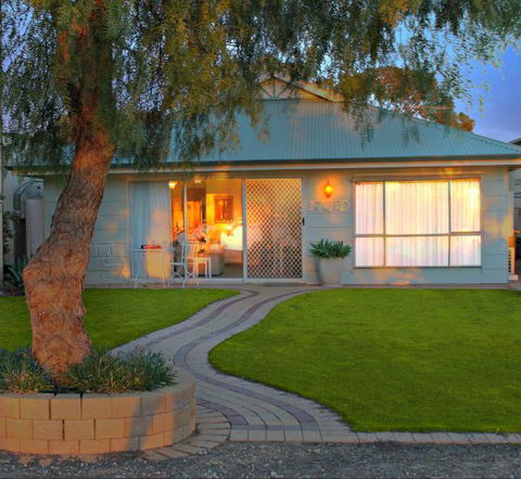 17 QED Lakehouse - Accommodation Mooloolaba 0