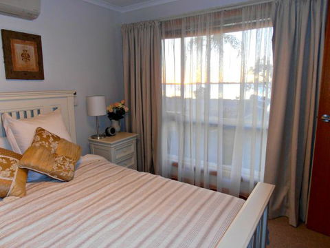 17 QED Lakehouse - Accommodation Mooloolaba 3