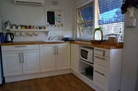 Garden Cottage B And B - Accommodation Mooloolaba 2