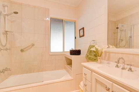 All About Me Bed And Breakfast - Accommodation Mooloolaba 3