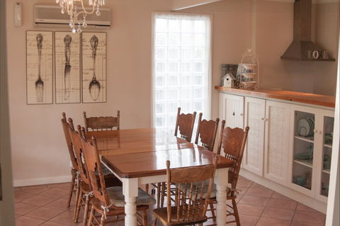 Azalea Cedar-Rose Villa - Accommodation Mooloolaba 5