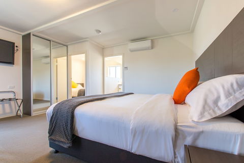 Mick O'Shea's - Accommodation Mooloolaba 5