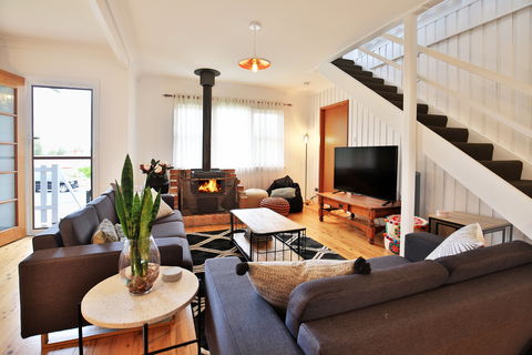 Hudson Bay At Basin View - Accommodation Mooloolaba 0