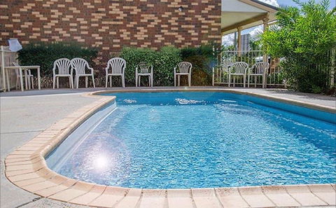 Highway Inn Motel - Accommodation Mooloolaba 0