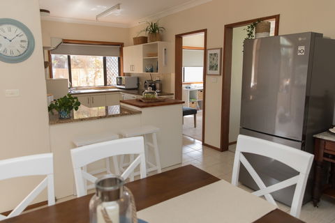 Taranaki Beach Unit - Accommodation Mooloolaba 0