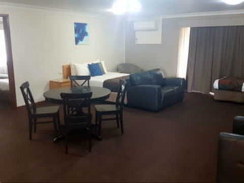 Hilltops Retreat Motor Inn - Accommodation Mooloolaba 0