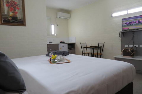 Bishops Lodge Narrandera - Accommodation Mooloolaba 6