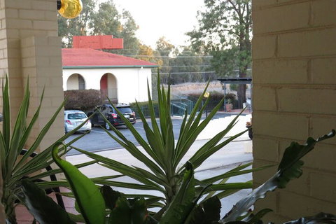 Bishops Lodge Narrandera - Accommodation Mooloolaba 3