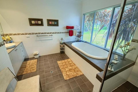 Glenelg On King Bed & Breakfast - Accommodation Mooloolaba 1