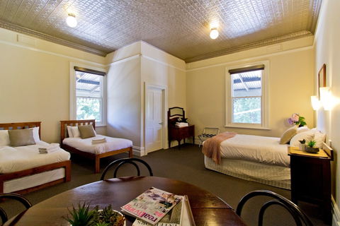 Deloraine Hotel - Accommodation Mooloolaba 3