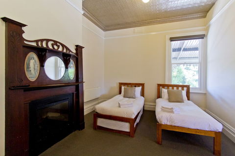 Deloraine Hotel - Accommodation Mooloolaba 0
