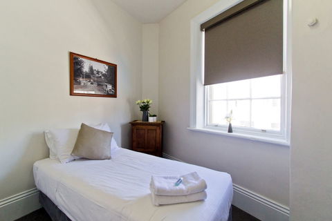 Deloraine Hotel - Accommodation Mooloolaba 6