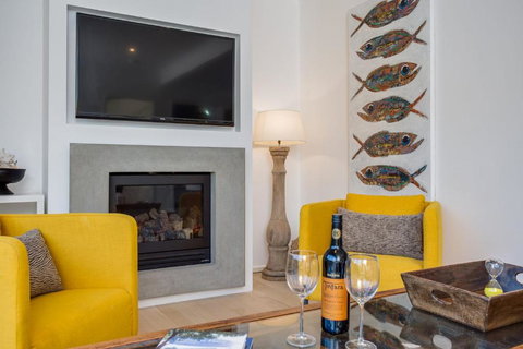 Capella Villa No. 2 Luxury With Outdoor Kitchen - Accommodation Mooloolaba 3