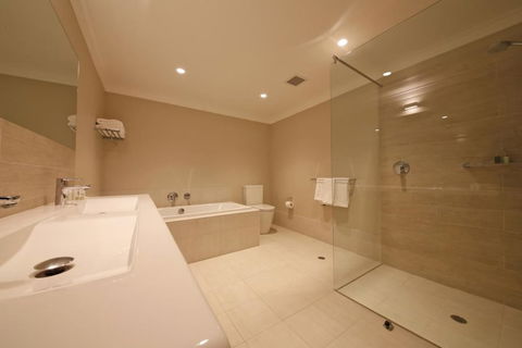 The Marina Hotel - Mindarie - Accommodation Mooloolaba 3