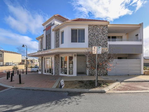 Rose Hotel Clarkson - Accommodation Mooloolaba 1