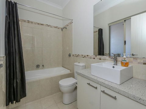 Rose Hotel Clarkson - Accommodation Mooloolaba 3