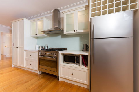 Lovely 5BR House Walk To Train And Shops - Accommodation Mooloolaba 4