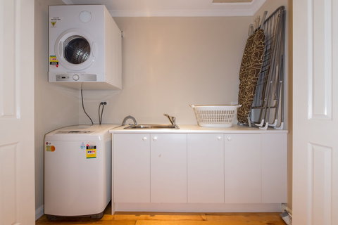 Lovely 5BR House Walk To Train And Shops - Accommodation Mooloolaba 0