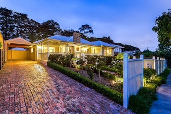 Lovely 5BR House Walk To Train And Shops - Accommodation Mooloolaba 1