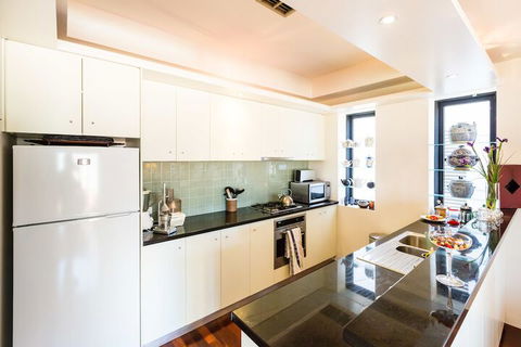 BELLE, 2BDR Melbourne Apartment - Accommodation Mooloolaba 6