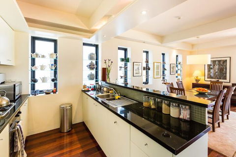 BELLE, 2BDR Melbourne Apartment - Accommodation Mooloolaba 5