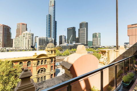 BELLE, 2BDR Melbourne Apartment - Accommodation Mooloolaba 1