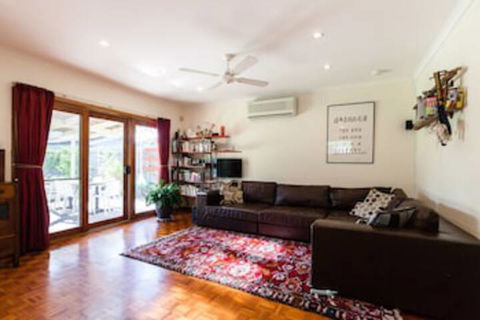 KELLY, 3BDR Northcote House - Accommodation Mooloolaba 0