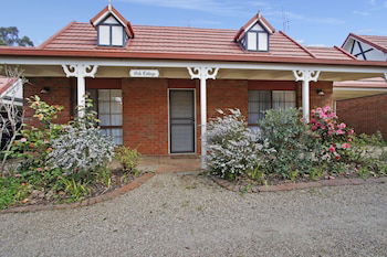 Oak Cottage - Tudor Village Unit 5 - Accommodation Mooloolaba 0