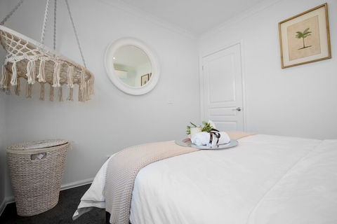 AUJOY 4 Bed Townhouse Burwood 2 - Accommodation Mooloolaba 5