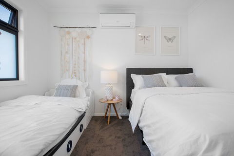 AUJOY 4 Bed Townhouse Burwood 2 - Accommodation Mooloolaba 6