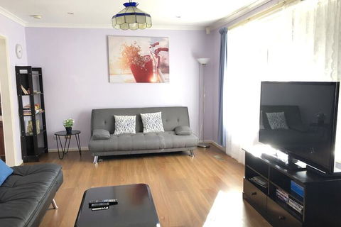 Canberra Entire House 3 Bedroom - Accommodation Mooloolaba 5