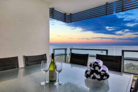 Oceana Darwin Central Oceanfront 3 Bedroom 2 Lounge Room Pool Gym Tennis Court Sleeps 9 - Accommodation Mooloolaba 0