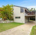 40 Rumbalara Avenue Rainbow Beach Entertain on the spacious verandah overlooking beautiful Rainbow Beach - Accommodation Mooloolaba