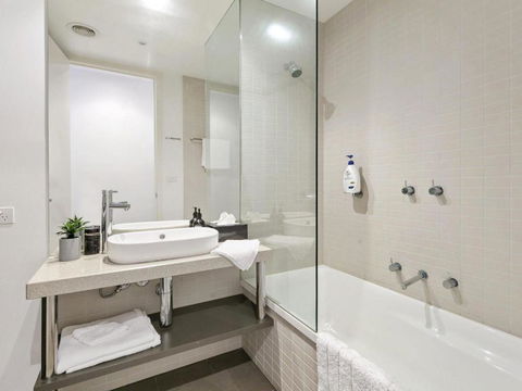 WATERFRONT THREE In The Heart Of Lorne - Accommodation Mooloolaba 3