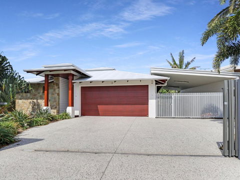 WATERFRONT HOME BORDERING MOOLOOLABA - Accommodation Mooloolaba 2