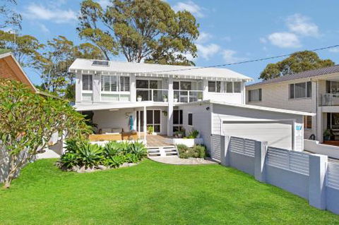The Lake House With Swimming Pool - Accommodation Mooloolaba 0