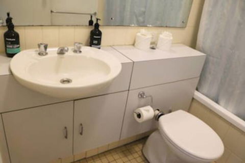 Cosy Newtown Studio Apartment With Swimming Pool - Accommodation Mooloolaba 5