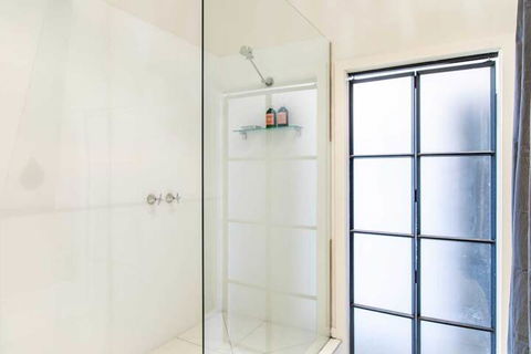 Stylish Warehouse Conversion In Heart Of Fitzroy - Accommodation Mooloolaba 5