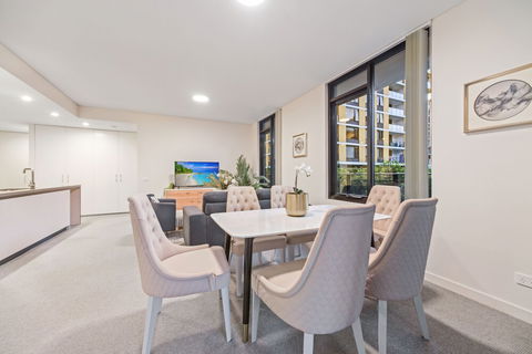 HomeHotel Stylish Apt Next To Train & Westfield - Accommodation Mooloolaba 3