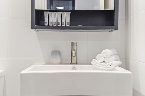 HomeHotel Stylish Apt Next To Train & Westfield - Accommodation Mooloolaba 5